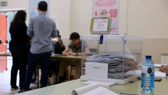 Foto de archivo de una mesa electoral. EFE