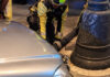 Un coche derriba un semáforo en la calle Jesús