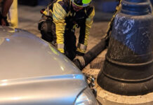 Un coche derriba un semáforo en la calle Jesús