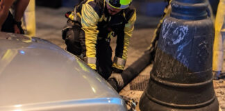 Un coche derriba un semáforo en la calle Jesús