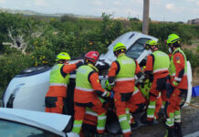Un choque frontal en Catadau deja atrapado a un conductor