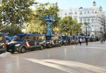 La Policía Nacional blinda a los acampados de la plaza del Ayuntamiento este 9 de octubre