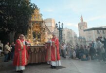 La Custodia monumental de Valencia recorre las calles del centro por la clausura del Año Jubilar del Santo Cáliz