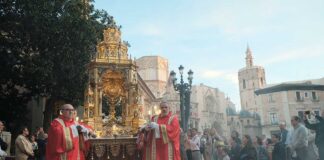 La Custodia monumental de Valencia recorre las calles del centro por la clausura del Año Jubilar del Santo Cáliz