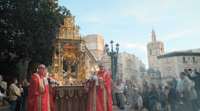 La Custodia monumental de Valencia recorre las calles del centro por la clausura del Año Jubilar del Santo Cáliz