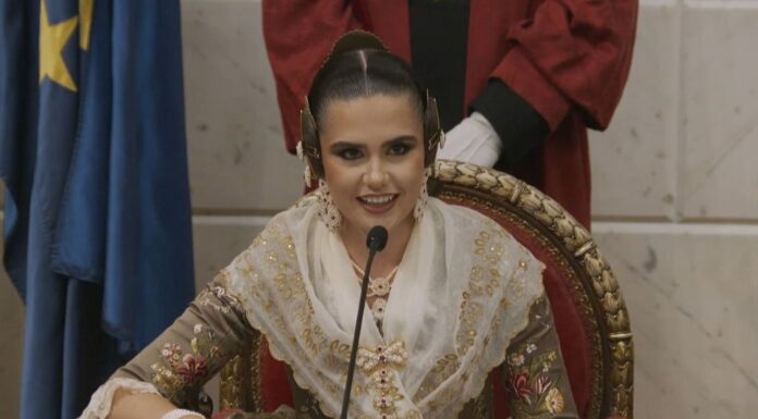 Beatriz Blanco durante el discurso de la Proclamación, Fallera Mayor de València