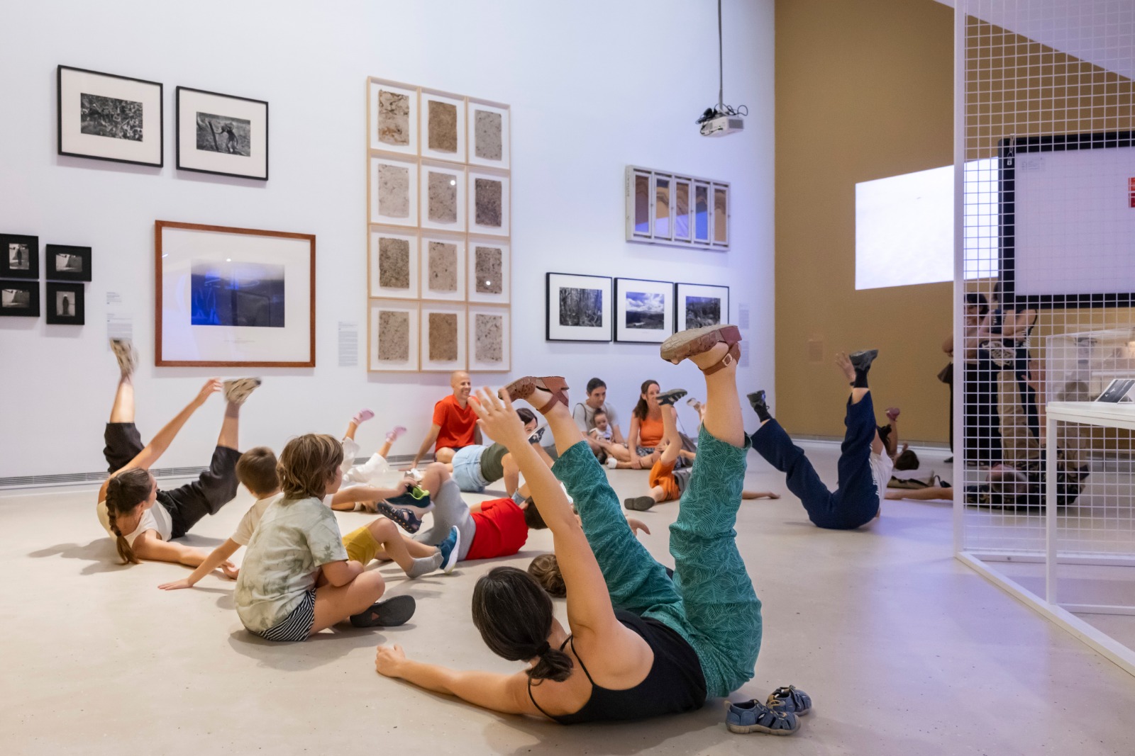 El IVAM invita a las familias a descubrir el arte contemporáneo a través de la danza, la luz y el color