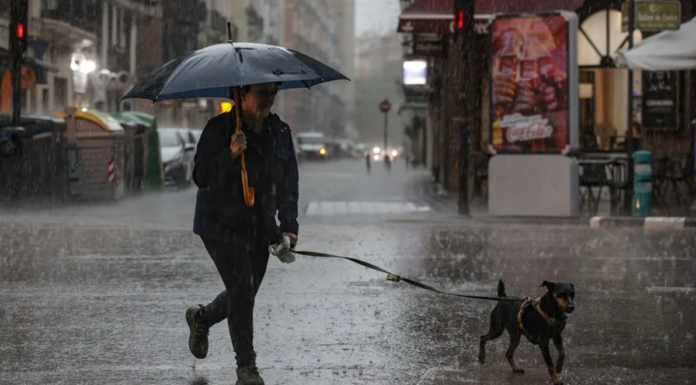 La tormenta descarga ya sobre Valencia tras esquivar el grueso de la alerta roja La tormenta descarga ya sobre Valencia tras esquivar el grueso de la alerta roja