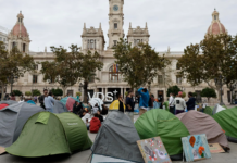 Valencia podría quedarse sin mascletà el 9 d’Octubre por la acampada de la vivienda Valencia podría quedarse sin mascletà el 9 d’Octubre por la acampada de la vivienda