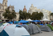 La acampada se multiplica pese a las amenazas de grupos de ultraderecha: «No nos vamos a mover» La acampada se multiplica pese a las amenazas de grupos de ultraderecha: "No nos vamos a mover"