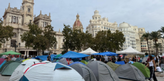 La acampada se multiplica pese a las amenazas de grupos de ultraderecha: "No nos vamos a mover"