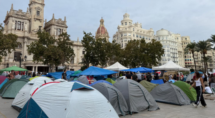 La acampada se multiplica pese a las amenazas de grupos de ultraderecha: "No nos vamos a mover"