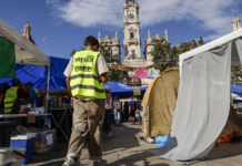 La acampada de Valencia se queda en la plaza y hace inviable la mascletà del 9 d’Octubre La acampada de Valencia se queda en la plaza y hace inviable la mascletà del 9 d’Octubre