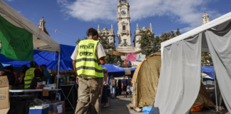 La acampada de Valencia se queda en la plaza y hace inviable la mascletà del 9 d’Octubre