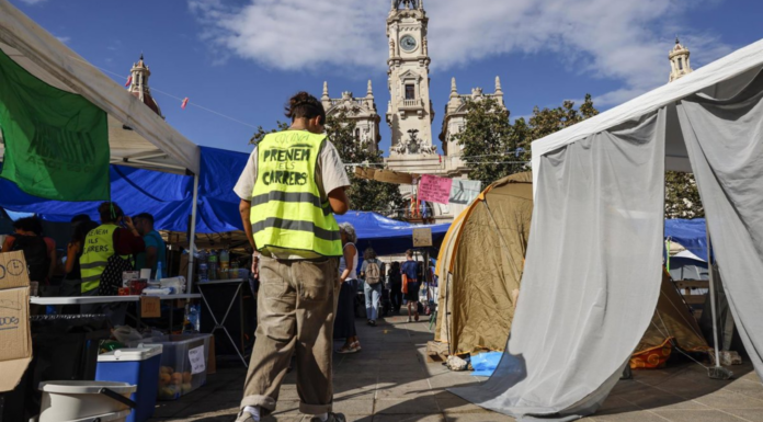 La acampada de Valencia se queda en la plaza y hace inviable la mascletà del 9 d’Octubre