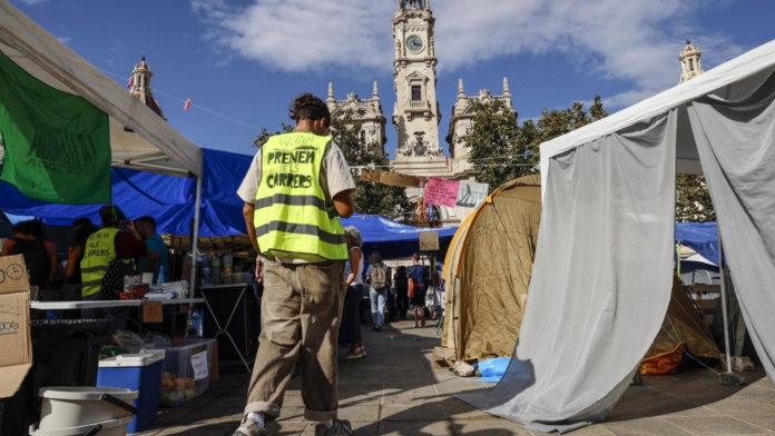 7televalencia-ayuntamiento-acampada La acampada de Valencia se queda en la plaza y hace inviable la mascletà del 9 d’Octubre