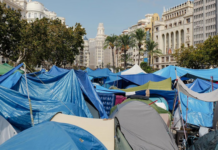 La acampada de Valencia se reorganiza para permitir la Procesión Cívica del 9 d’Octubre La acampada de Valencia se reorganiza para permitir la Procesión Cívica del 9 d’Octubre