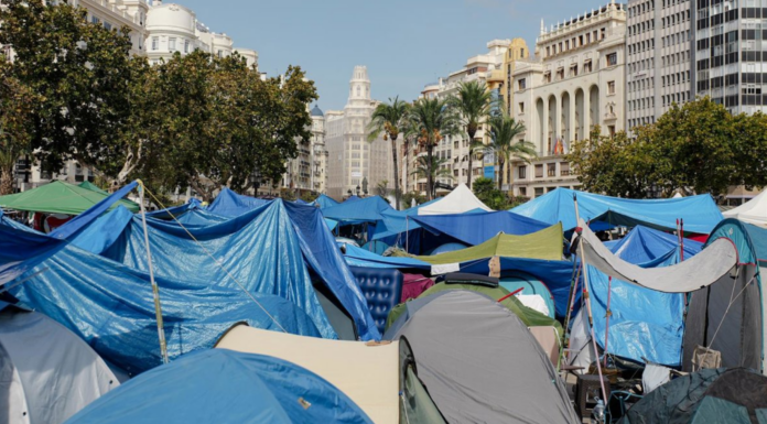 La acampada de Valencia se reorganiza para permitir la Procesión Cívica del 9 d’Octubre