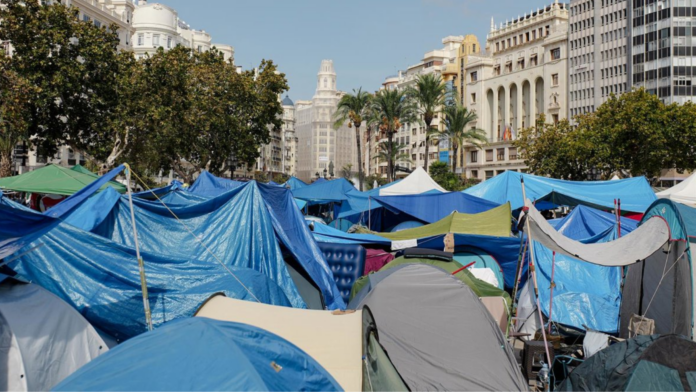 La acampada de Valencia se reorganiza para permitir la Procesión Cívica del 9 d’Octubre
