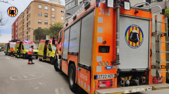 Un hombre incendia su vivienda y se atrinchera con un soplete
