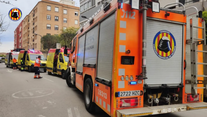 7televalencia-bomberos Un hombre incendia su vivienda y se atrinchera con un soplete