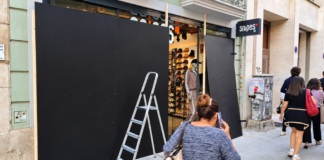 Los comercios del centro de Valencia se blindan por Halloween ante el temor a los saqueos