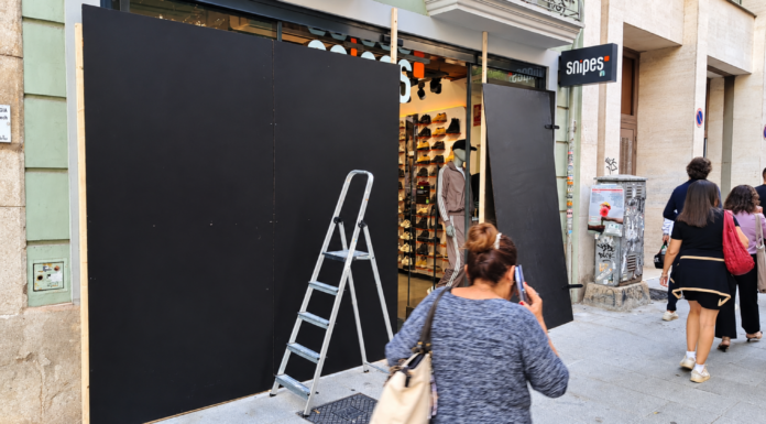 Los comercios del centro de Valencia se blindan por Halloween ante el temor a los saqueos