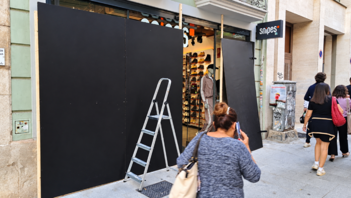 7televalencia-comercios-blindados Los comercios del centro de Valencia se blindan por Halloween ante el temor a los saqueos