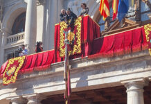 Así ha sido la bajada de la Real Senyera en el Ayuntamiento de Valencia