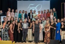 Alan Indumentaria celebra 50 años de historia con una emotiva gala en el Teatre El Progrés de Burjassot