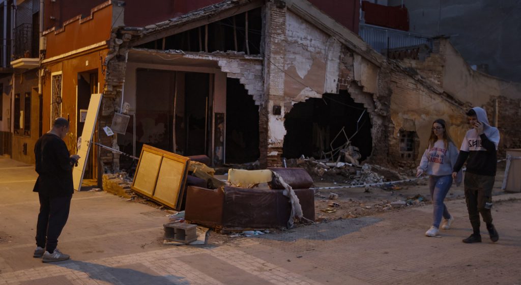 Se dispara el precio de la vivienda en los municipios de la DANA / JOSÉ MANUEL VIDAL (EFE) La DANA deja huella en la Horta Sud: más de 92.500 inmuebles afectados