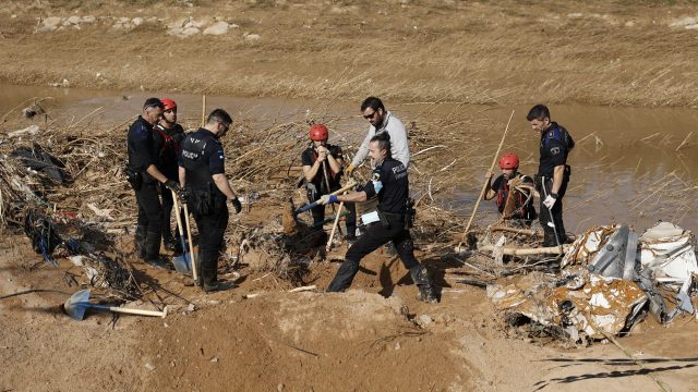 Policía local de Ciempozuelos desentierra un vehículo en Catarroja. / BIEL ALIÑO (EFE) Hallan sin vida a Izan y Rubén, los dos hermanos desaparecidos de Torrent