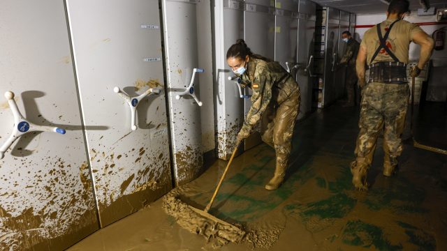 Miembros del Ejército de Tierra trabajan en el archivo del Ayuntamiento de Catarroja. EFE/Jorge Zapata