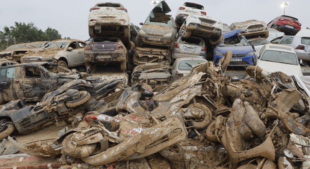 Montaña de coches y motocicletas inservibles tras la DANA en la localidad de Alfafar. / JOSÉ MANUEL VIDAL (EFE) La Generalitat acelera la retirada de vehículos tras las riadas