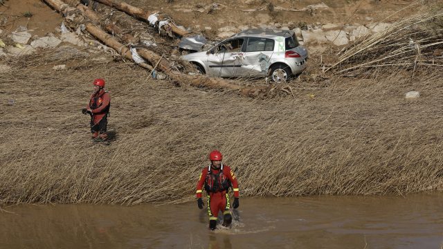 Miembros de la UME rastrean la Rambla del Poyo, a la altura de a localidad de Catarroja. / BIEL ALIÑO (EFE) Familiares de los desaparecidos en la DANA exigen justicia