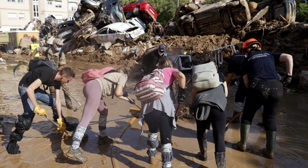 Voluntarios y vecinos despejan una de las calles de Alfafar. / MIGUEL ÁNGEL POLO (EFE) Los 13 pueblos arrasados de la DANA: el 10% de las empresas de Valencia y el 5% del empleo