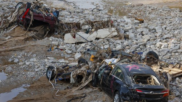 Fotografía de vehículos arrastrados este martes, en el barranco del Poyo de Catarroja. / CHEMA MOYA (EFE)