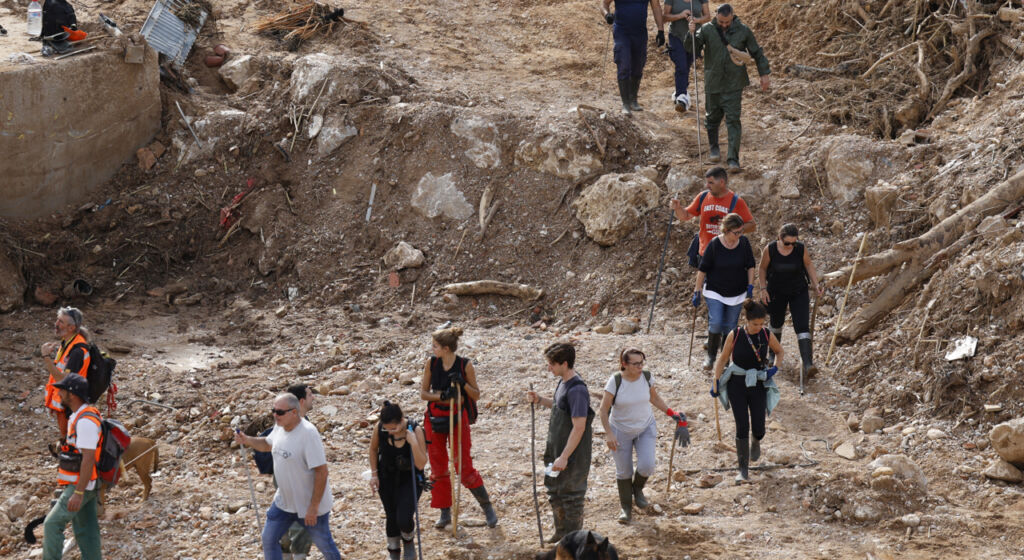 Voluntarios trabajan en el pantano de Torrent este viernes. / JORGE ZAPATA (EFE)