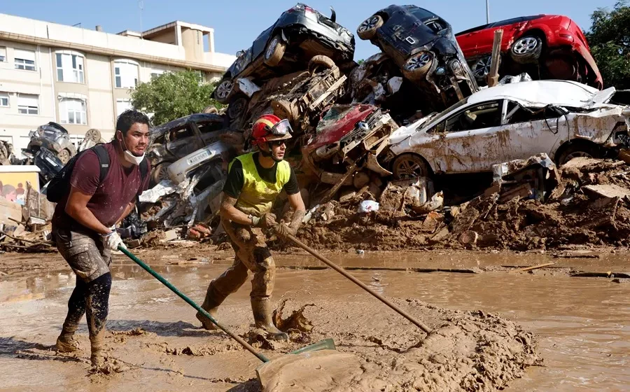 Voluntarios y vecinos despejan una de las calles de Alfafar. / Miguel Ángel Polo (EFE) La Comisión Europea presenta un plan de emergencias