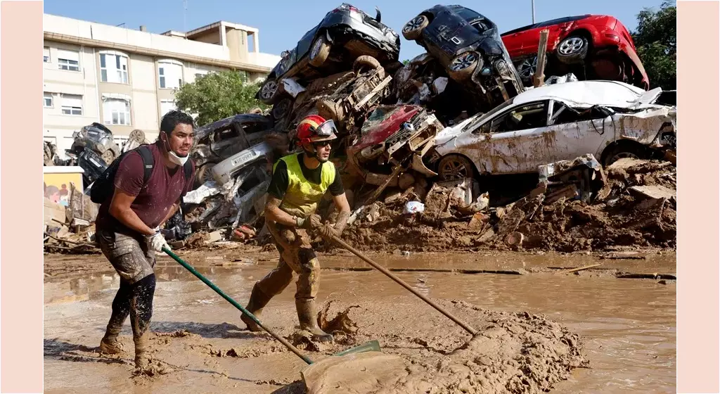 Voluntarios y vecinos despejan una de las calles de Alfafar. / Miguel Ángel Polo (EFE) La Comisión Europea presenta un plan de emergencias