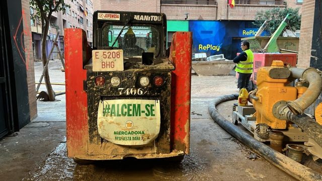 Maquinaria limpiando las calles afectadas por la DANA en Catarroja. Mercadona destina más de 2 millones de euros a la recuperación del entorno afectado por la DANA