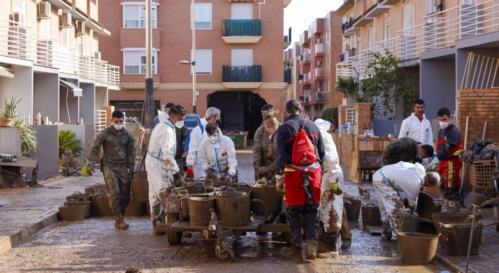 Un grupo de voluntarios trabaja en una de las zonas afectadas por la DANA / ANA ESCOBAR (EFE) Un grupo de voluntarios trabaja en una de las zonas afectadas por la DANA