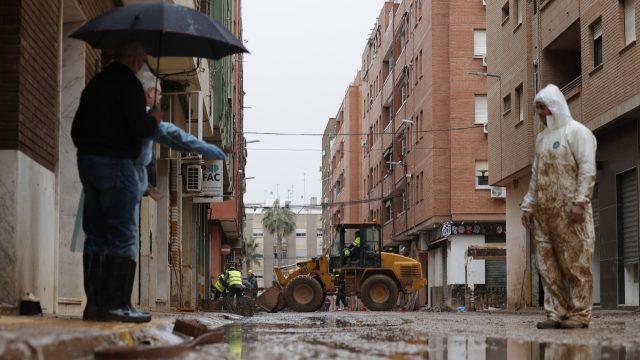 Una de las calles afectadas por la DANA en Catarroja. / MANUEL BRUQUE (EFE) La DANA golpea al mercado inmobiliario: entre la ayuda y las prácticas cuestionable