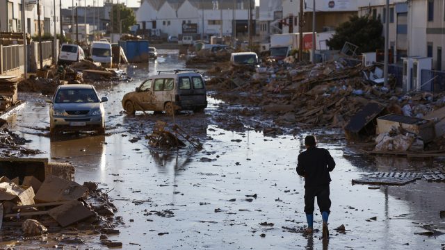 Una persona camina por una calle del polígono de Catarroja tras la DANA. / JORGE ZAPATA (EFE) Una nueva gota fría amenaza a Valencia con lluvias torrenciales de hasta 400 litros