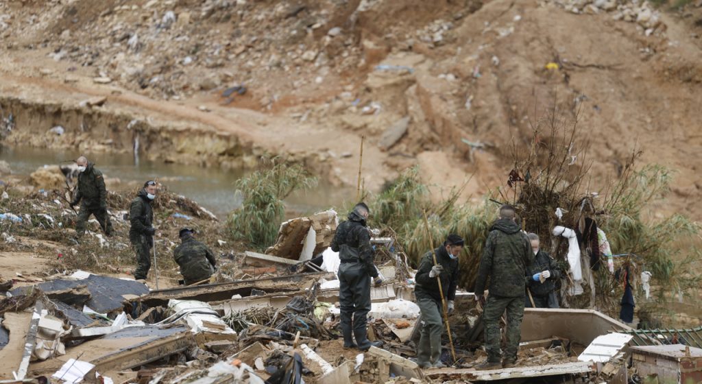Militares realizan labores de búsqueda en el barranco del Poyo a su paso por Torrent. / KAI FORSTERLING (EFE) Suben a 217 las víctimas mortales por las inundaciones en Valencia