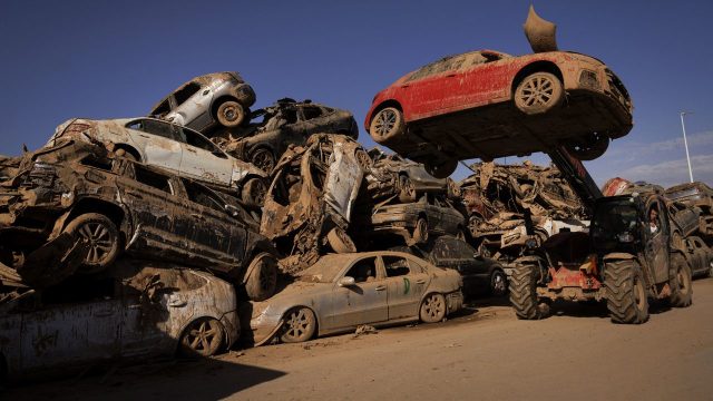 Vista de campa de cotxes Catarroja. / VILLAR LÓPEZ (EFE) La nueva ayuda de la DANA: ¿Cuánto dinero se recibirá para comprar un coche o moto?