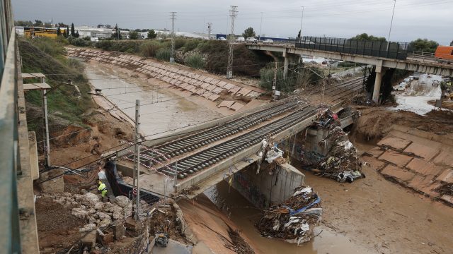 Estado de la vía de Ferrocarril entre Masanasa y Catarroja sobre el barranco del Poyo tras la DANA. / MANUEL BRUQUE (EFE) Emergencias advierte del posible desbordamiento de barrancos y ríos ante el riesgo de lluvias torrenciales