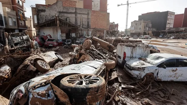 Vehículos afectados por la dana, este jueves en Catarroja, Valencia. EFE/Manuel Bruque