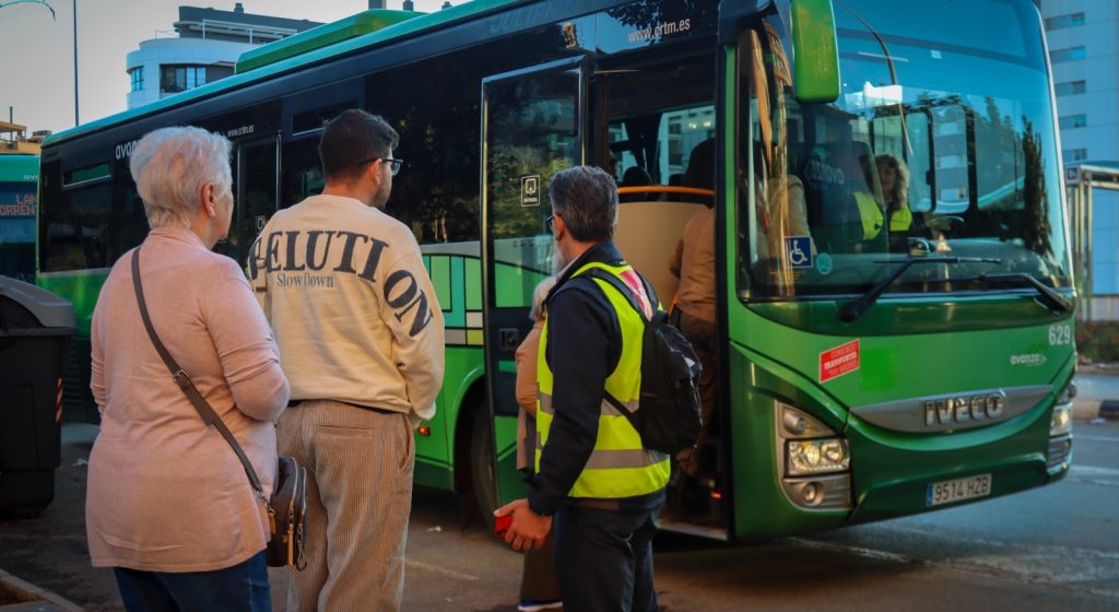 Vecinos de Torrent accediendo a los nuevos autobuses lanzadera llegados desde Madrid