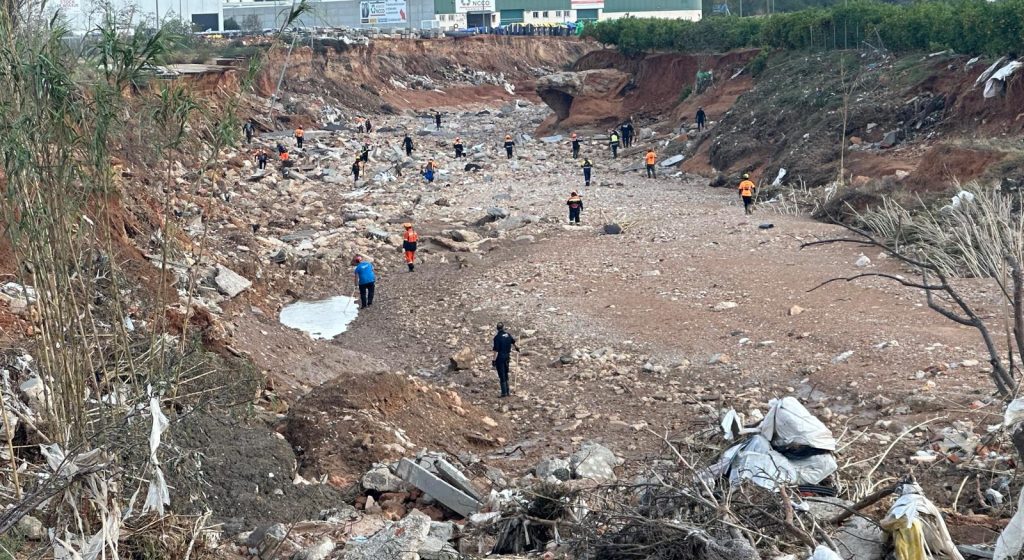 Voluntarios haciendo una redada en las zonas de barranco en Torrent